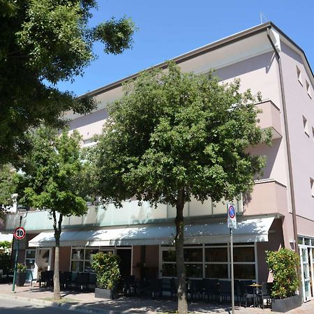 Hotel Tivoli Lignano Sabbiadoro Bagian luar foto